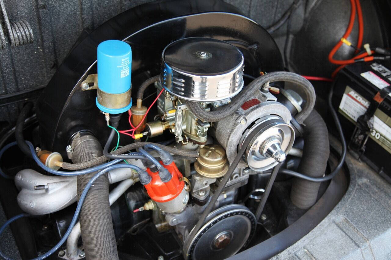 Volkswagen-Karmann-Ghia-1965-Coupe-21