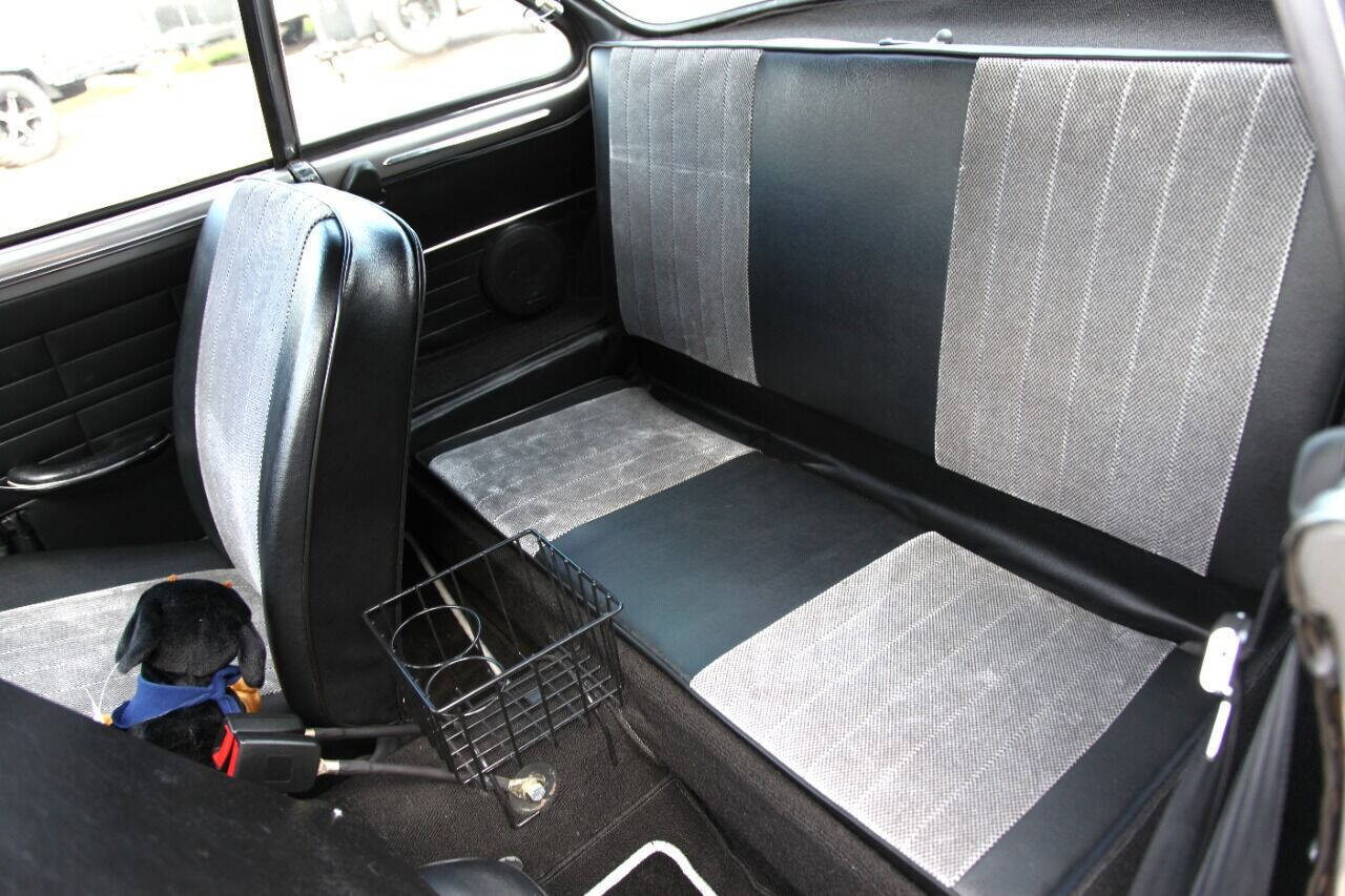 Volkswagen-Karmann-Ghia-1965-Coupe-22