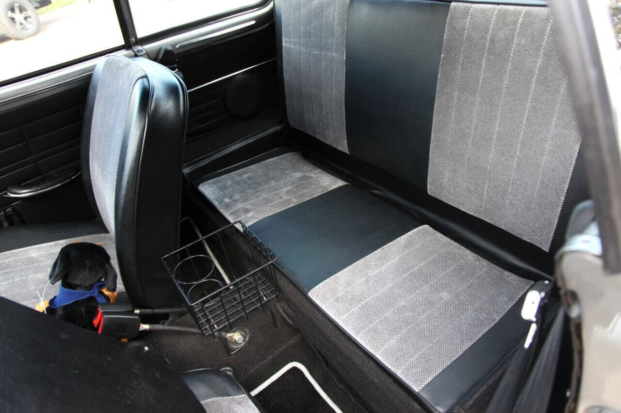 Volkswagen-Karmann-Ghia-1965-Coupe-23