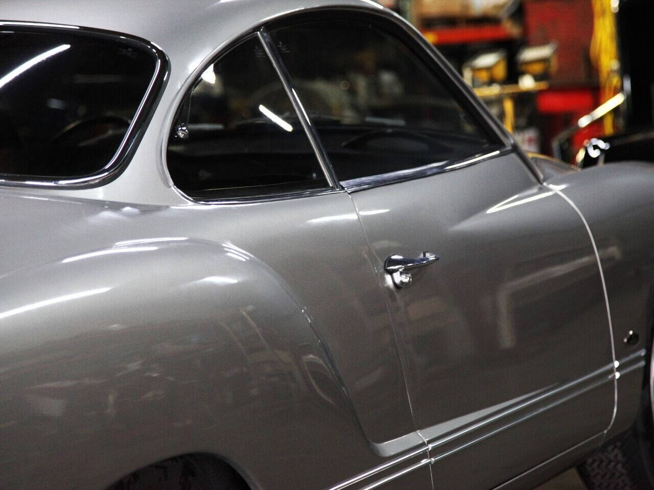 Volkswagen-Karmann-Ghia-1965-Coupe-25