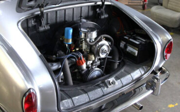 Volkswagen-Karmann-Ghia-1965-Coupe-32