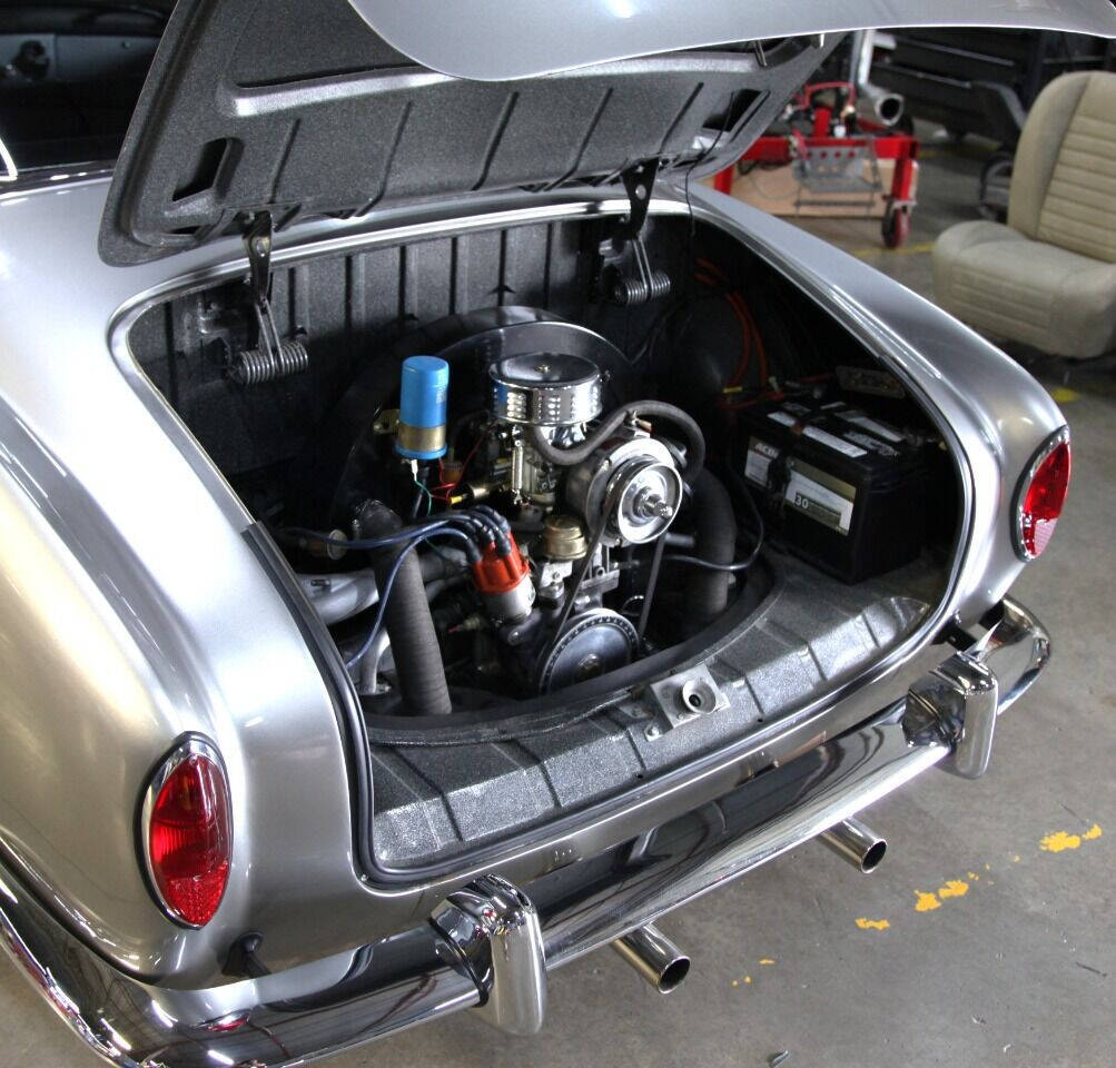 Volkswagen-Karmann-Ghia-1965-Coupe-32