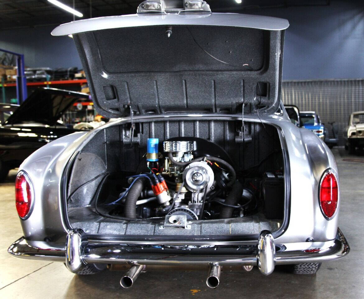 Volkswagen-Karmann-Ghia-1965-Coupe-33