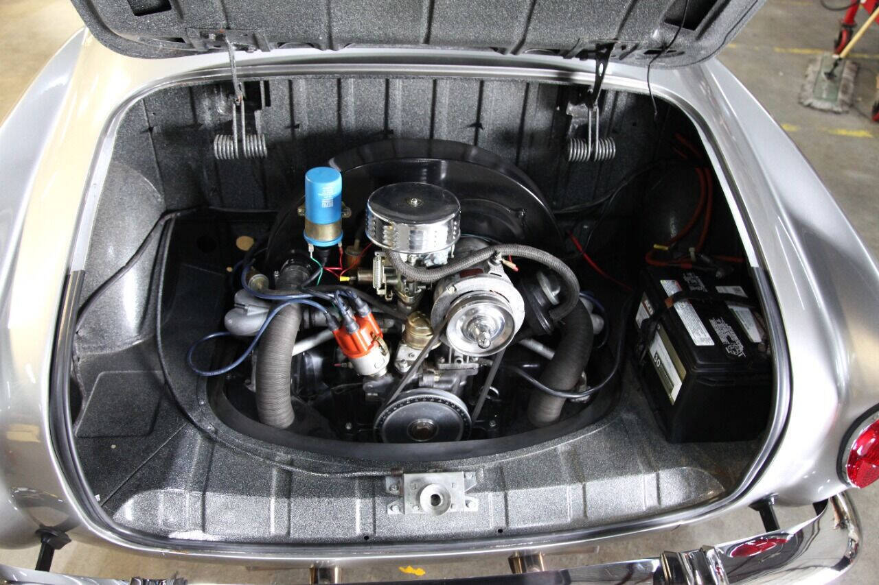 Volkswagen-Karmann-Ghia-1965-Coupe-34