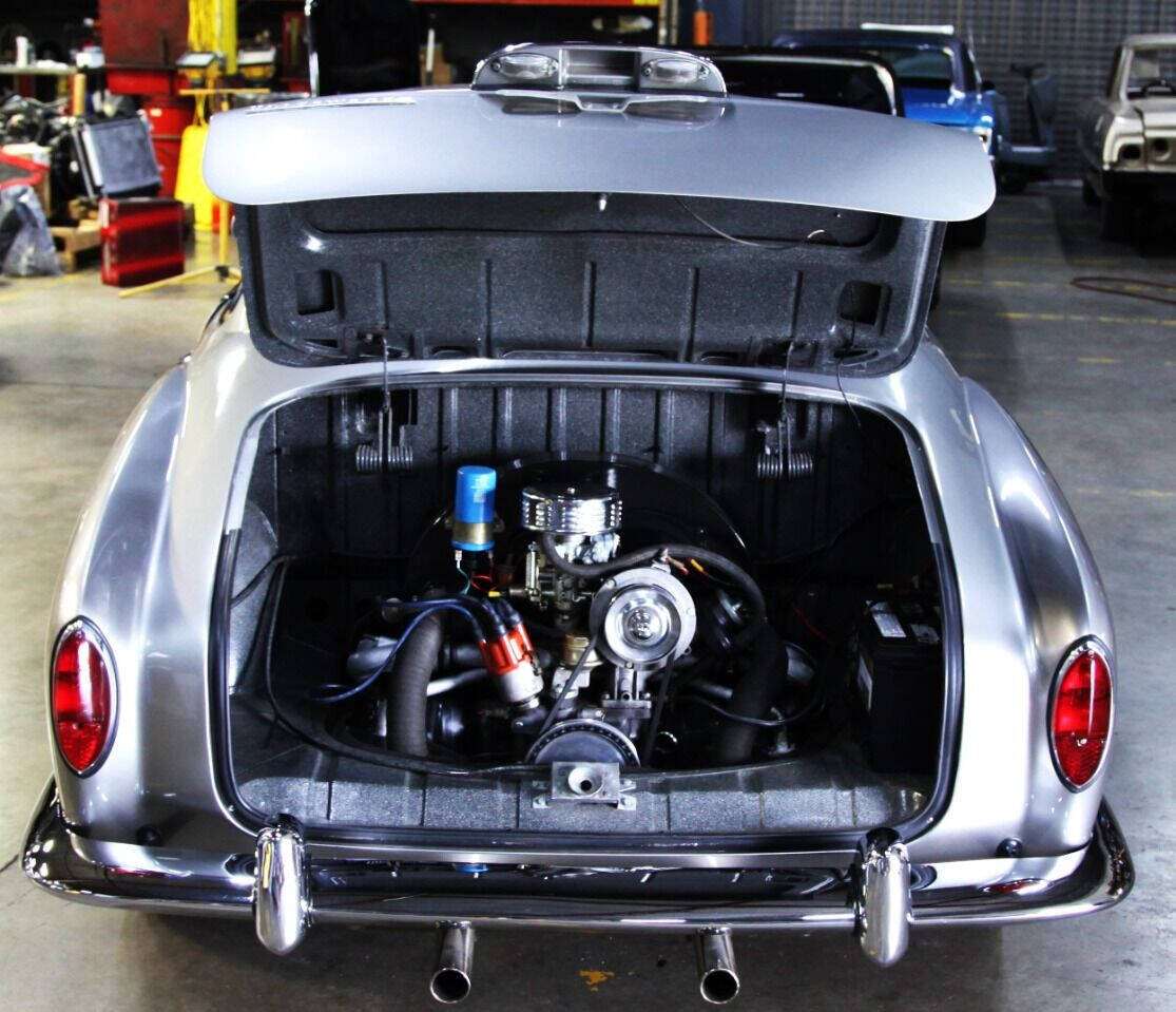 Volkswagen-Karmann-Ghia-1965-Coupe-35