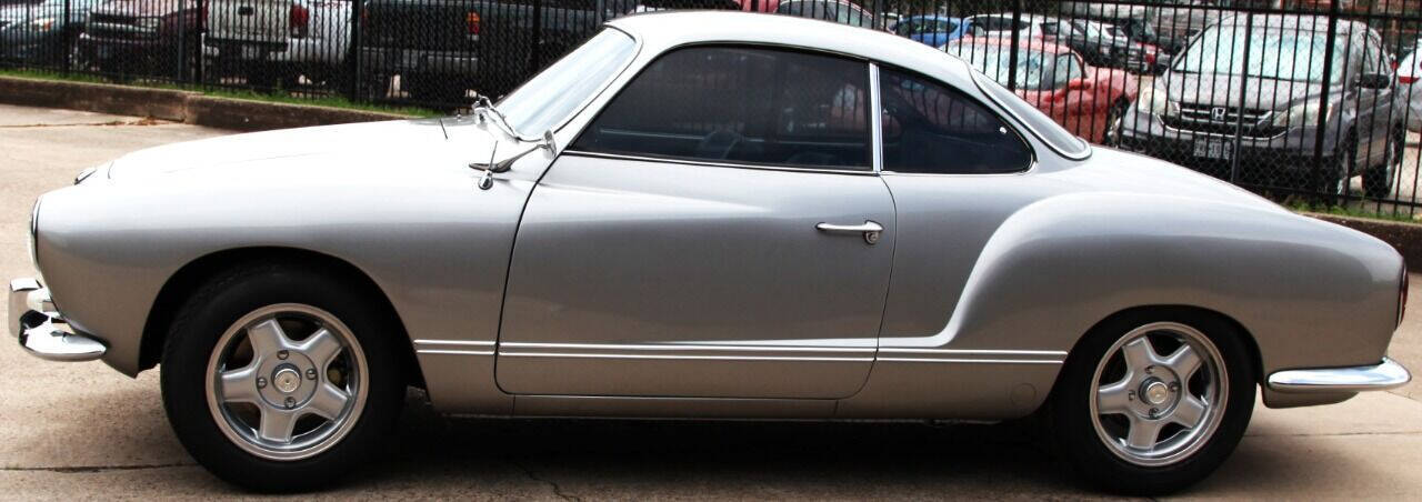 Volkswagen-Karmann-Ghia-1965-Coupe-39