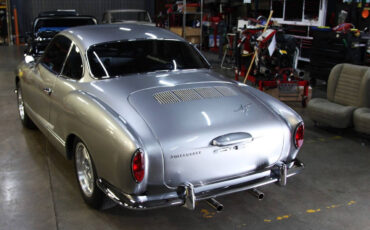Volkswagen-Karmann-Ghia-1965-Coupe-9