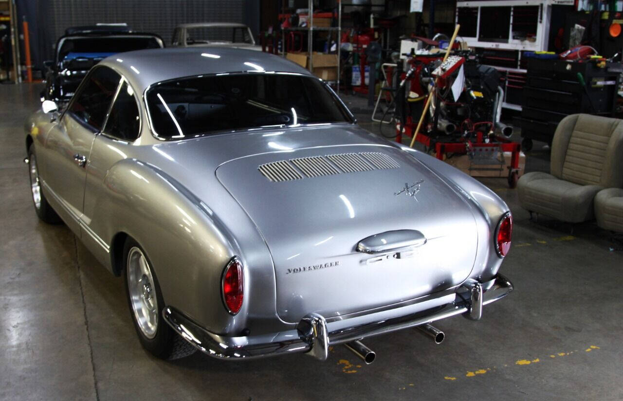 Volkswagen-Karmann-Ghia-1965-Coupe-9