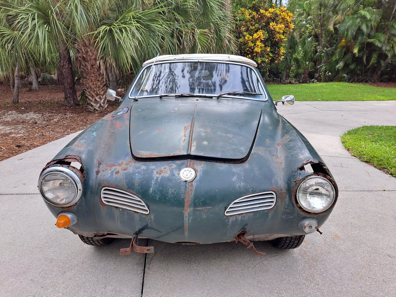 Volkswagen-Karmann-Ghia-1969-Convertible-1