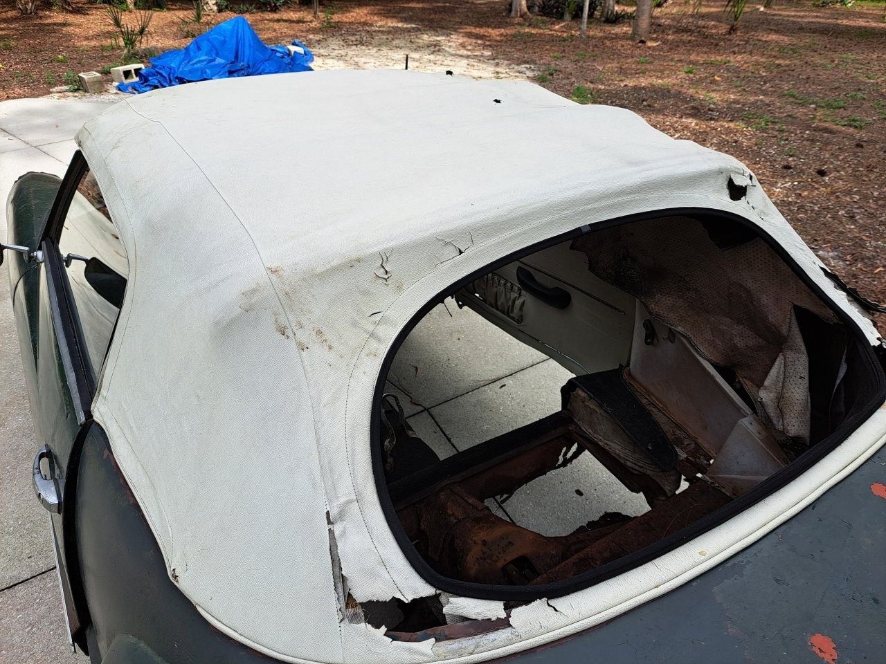 Volkswagen-Karmann-Ghia-1969-Convertible-10