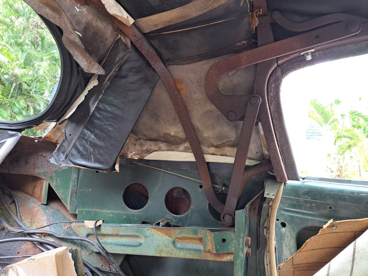 Volkswagen-Karmann-Ghia-1969-Convertible-12