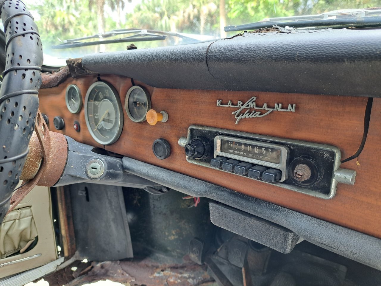 Volkswagen-Karmann-Ghia-1969-Convertible-14