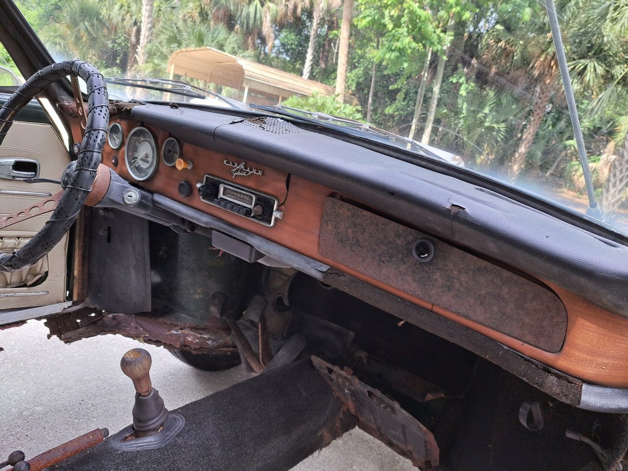 Volkswagen-Karmann-Ghia-1969-Convertible-15