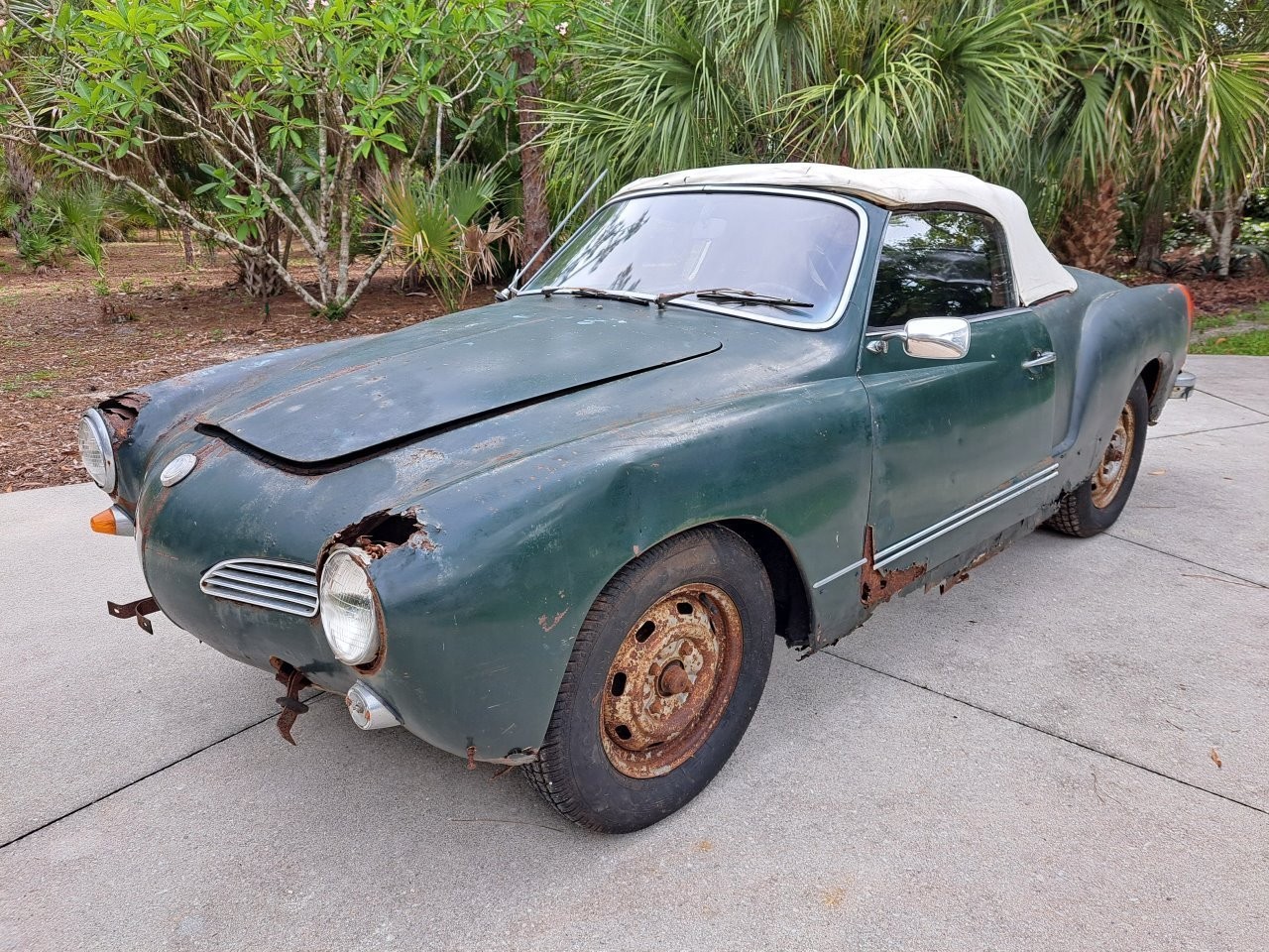 Volkswagen-Karmann-Ghia-1969-Convertible-2