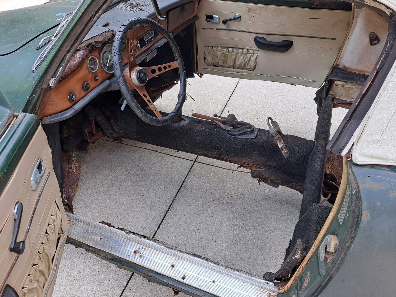 Volkswagen-Karmann-Ghia-1969-Convertible-23