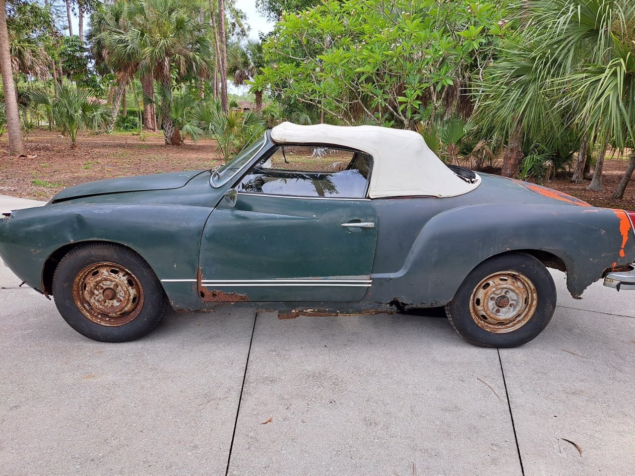 Volkswagen-Karmann-Ghia-1969-Convertible-3
