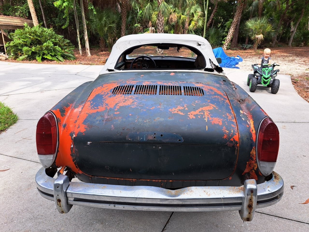 Volkswagen-Karmann-Ghia-1969-Convertible-5