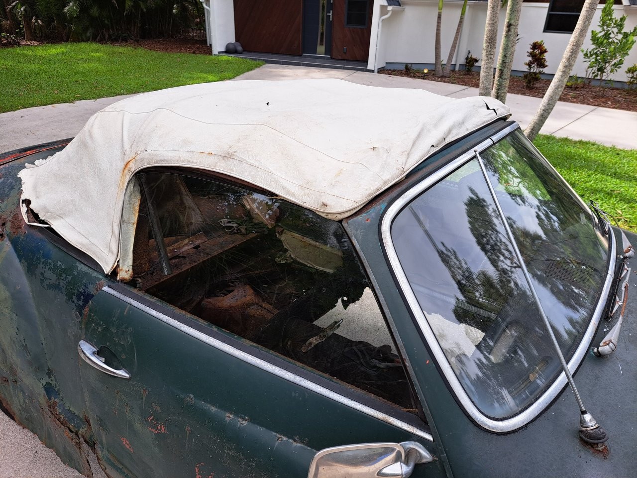 Volkswagen-Karmann-Ghia-1969-Convertible-8