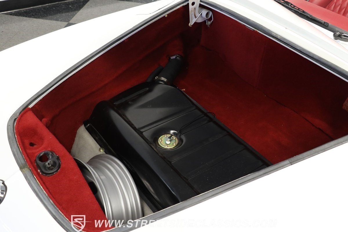 Volkswagen-Karmann-Ghia-1973-Convertible-30