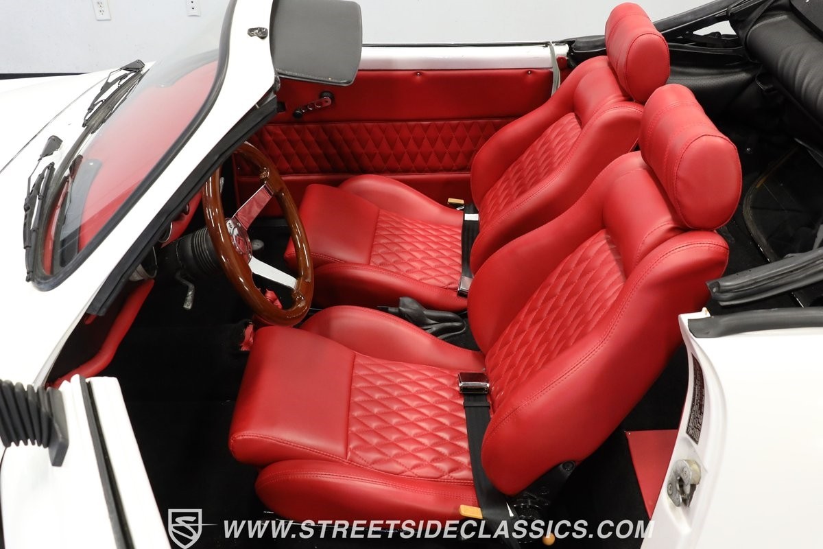 Volkswagen-Karmann-Ghia-1973-Convertible-35