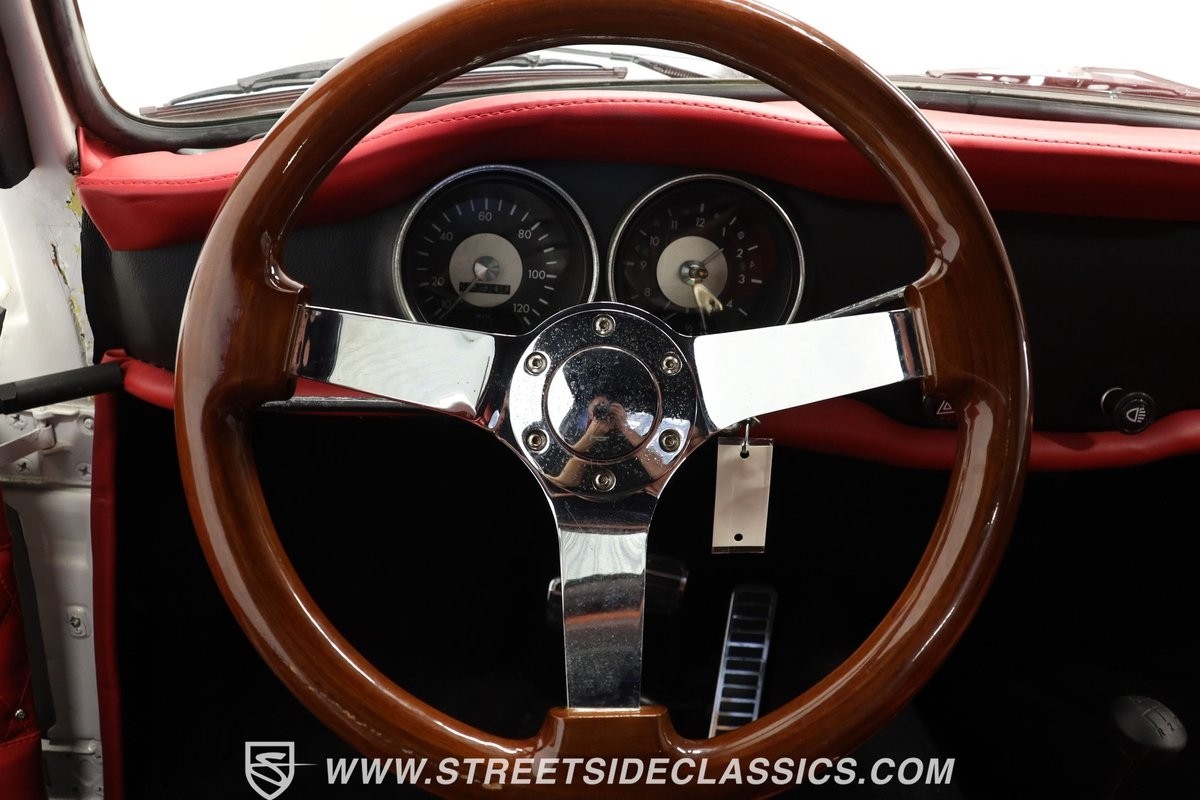 Volkswagen-Karmann-Ghia-1973-Convertible-36