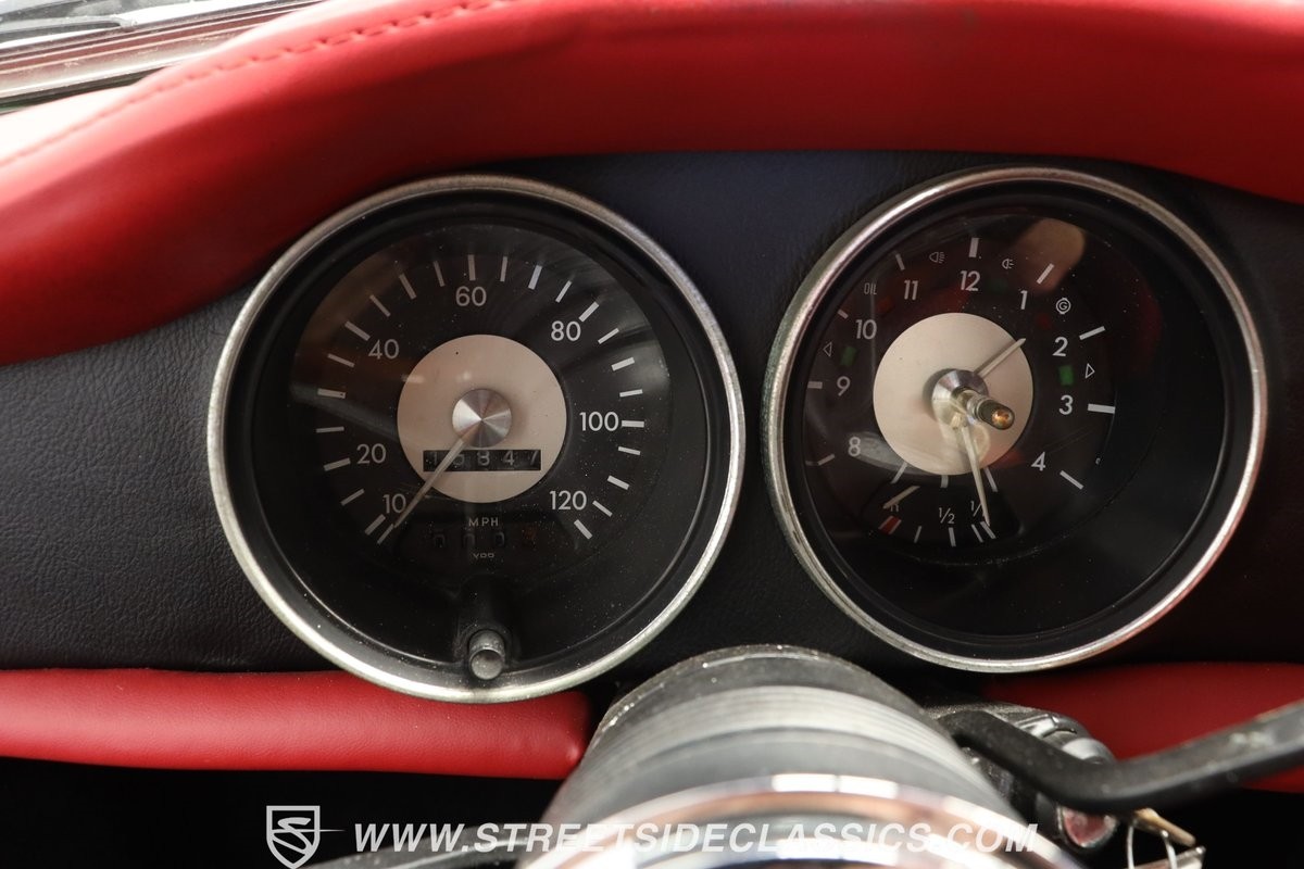 Volkswagen-Karmann-Ghia-1973-Convertible-37