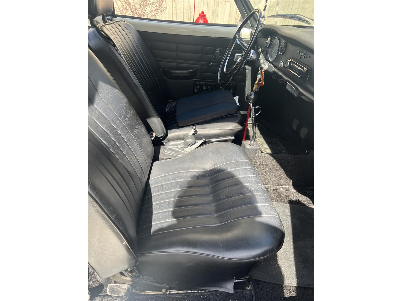 Volkswagen-Karmann-ghia-1971-White-Black-16