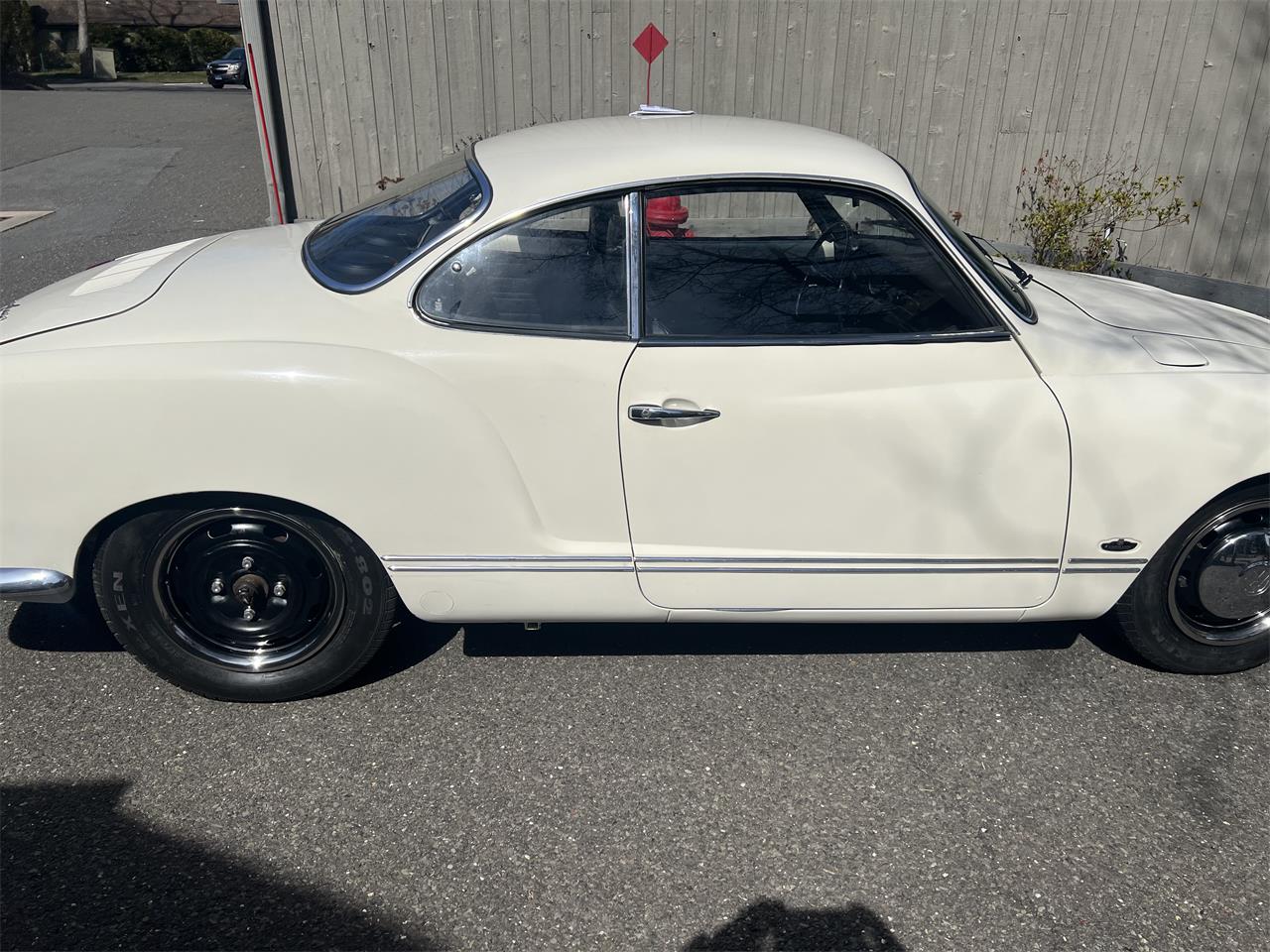 Volkswagen-Karmann-ghia-1971-White-Black-2