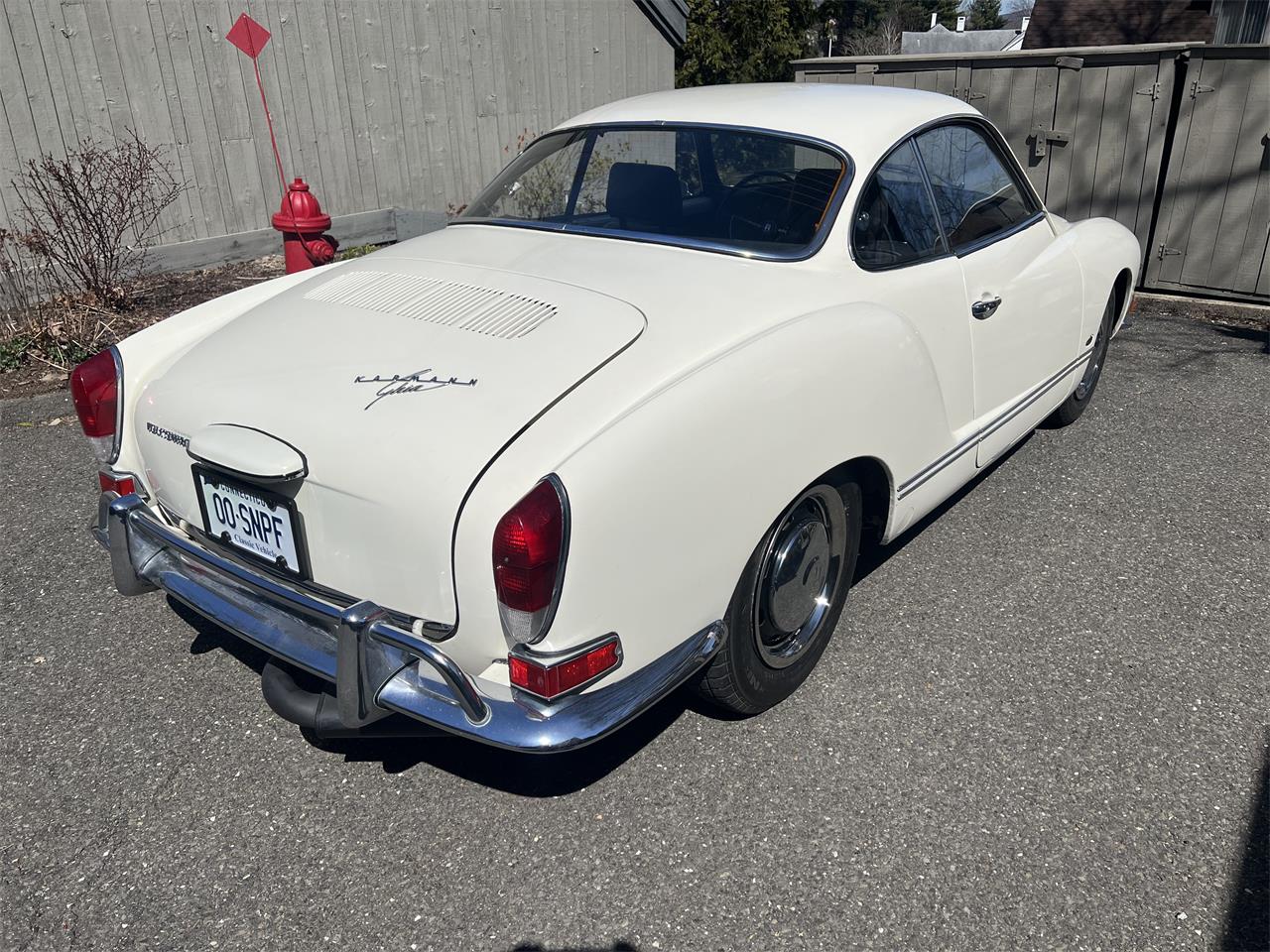 Volkswagen-Karmann-ghia-1971-White-Black-4