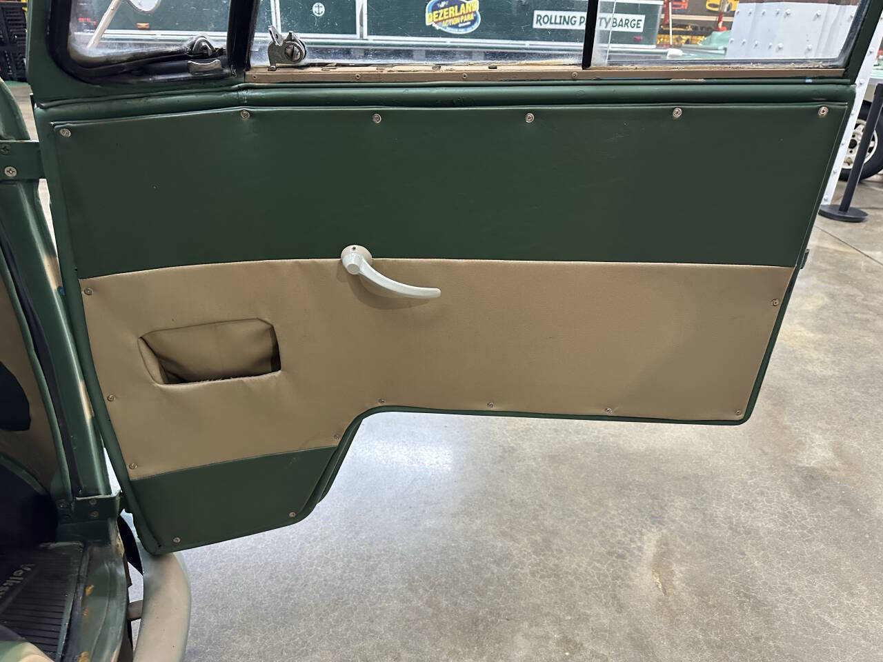 Volkswagen-Military-Bus-1975-Wagon-21