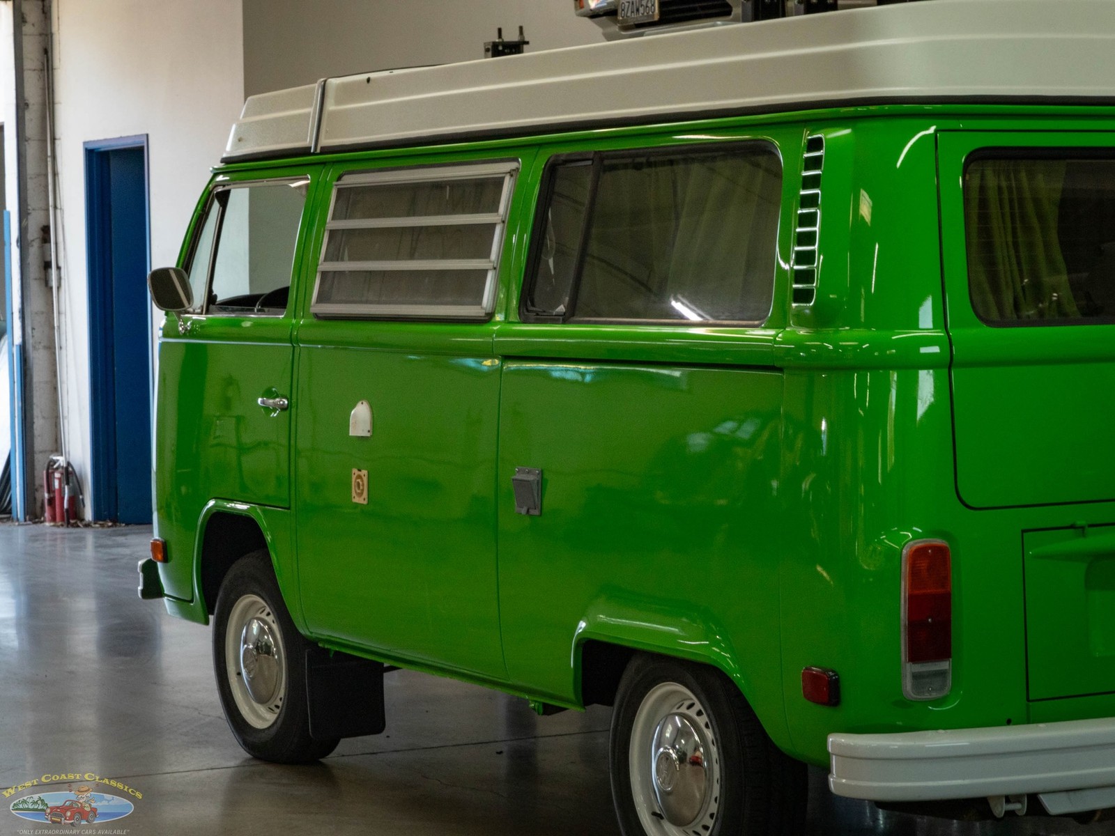 Volkswagen-Pop-Top-Camper-Van-1977-24