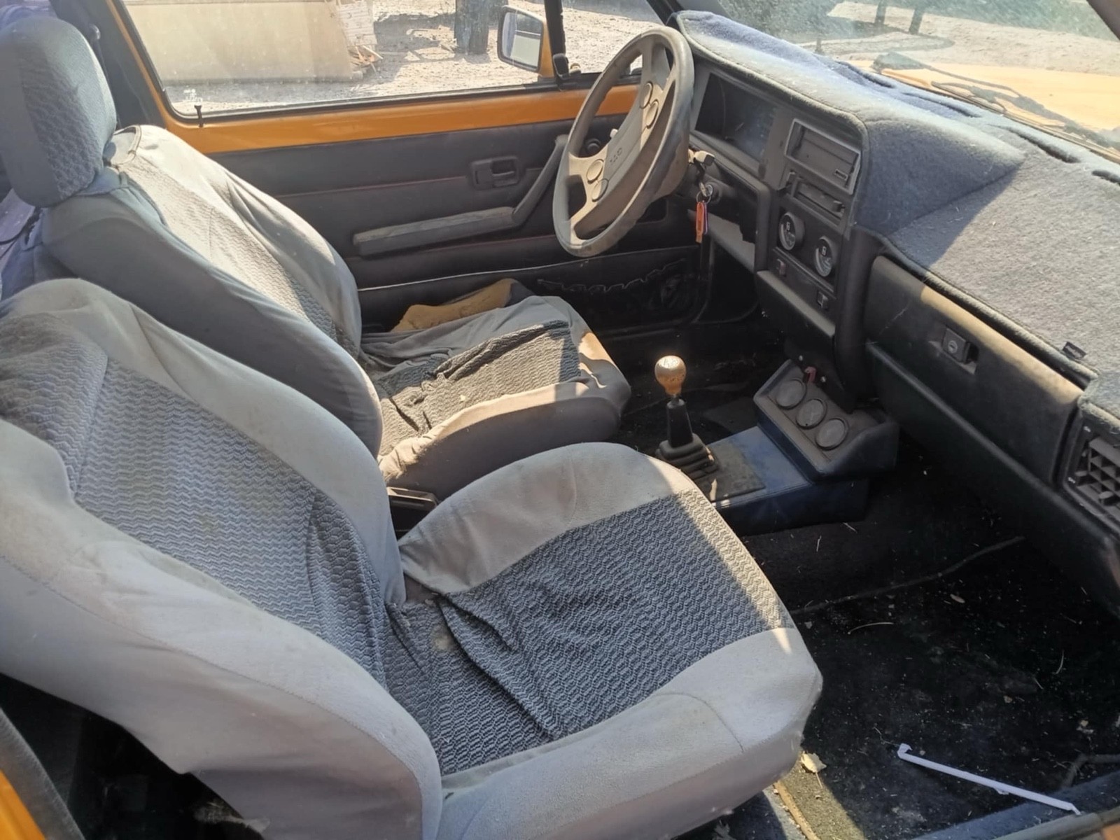 Volkswagen-Rabbit-1983-13
