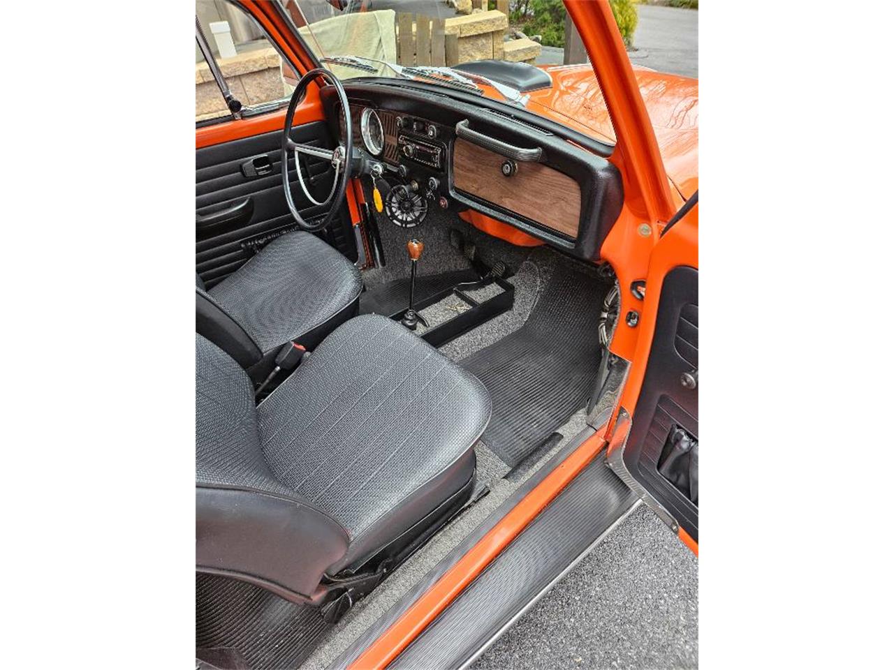Volkswagen-Super-beetle-1971-Clementine-Orange-Black-10