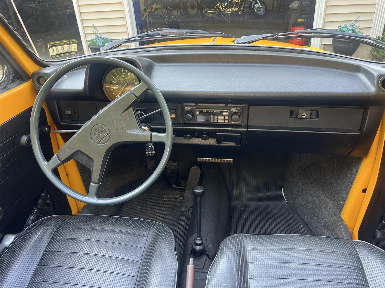 Volkswagen-Super-beetle-1978-Canary-yellow-Black-3