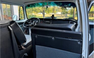 Volkswagen-Transporter-1973-White-blue-10