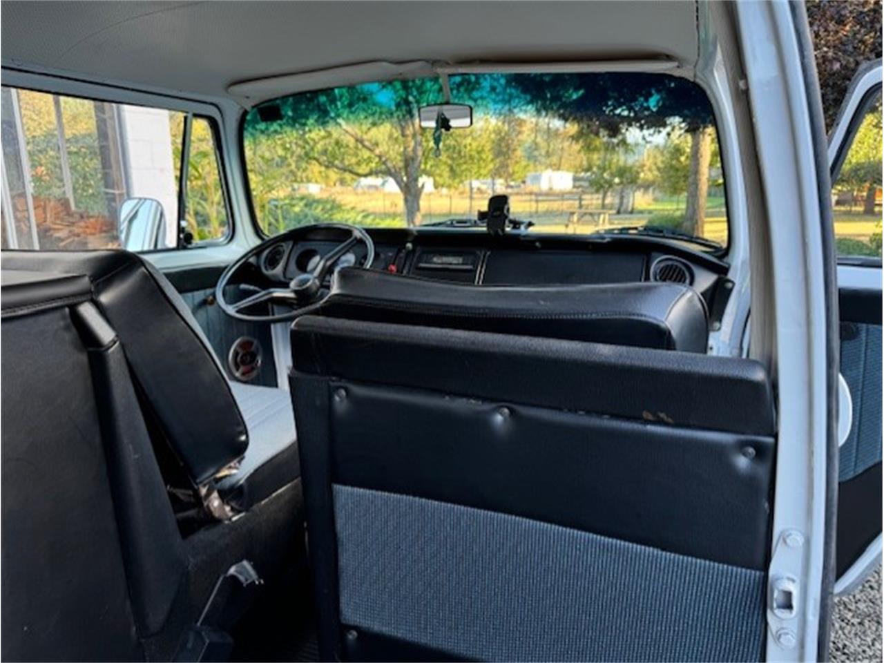 Volkswagen-Transporter-1973-White-blue-10