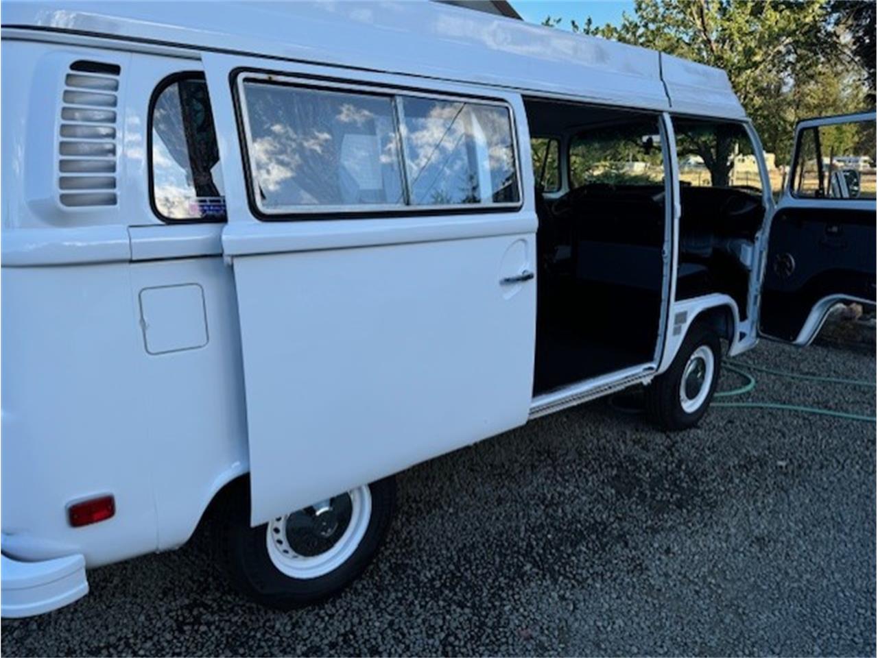 Volkswagen-Transporter-1973-White-blue-13