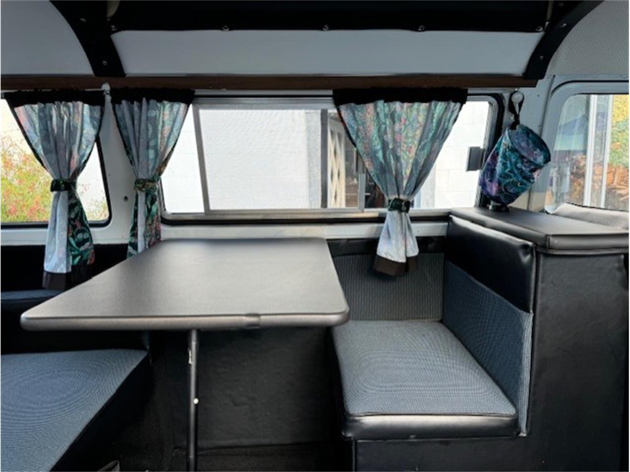 Volkswagen-Transporter-1973-White-blue-2