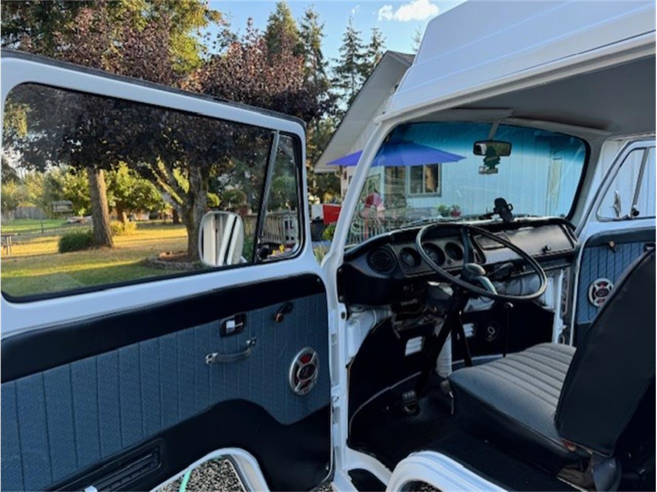 Volkswagen-Transporter-1973-White-blue-20
