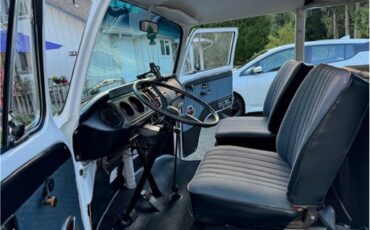 Volkswagen-Transporter-1973-White-blue-21