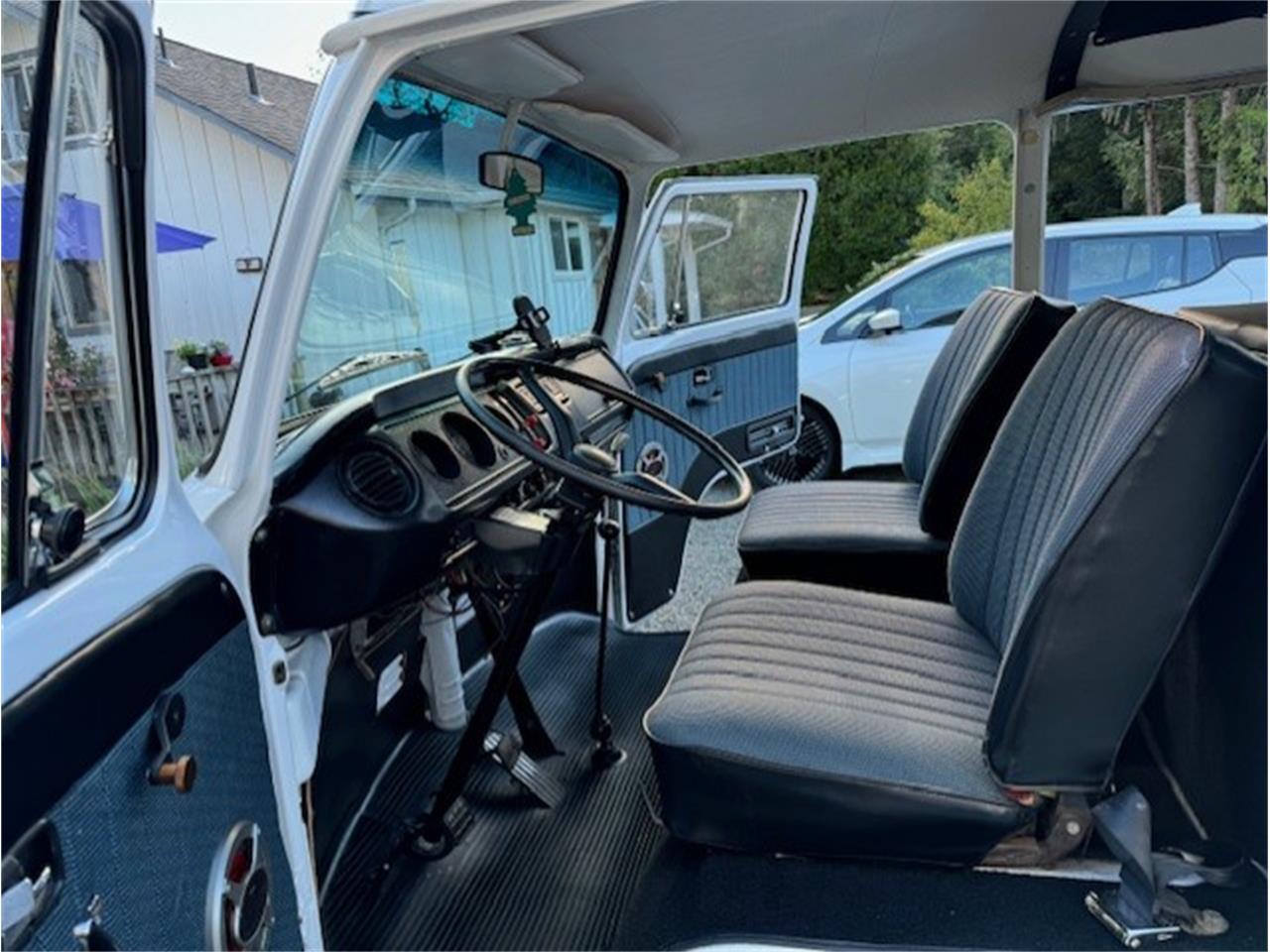 Volkswagen-Transporter-1973-White-blue-21