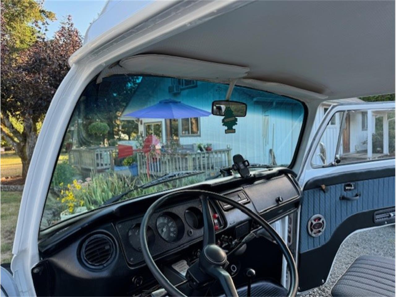 Volkswagen-Transporter-1973-White-blue-22