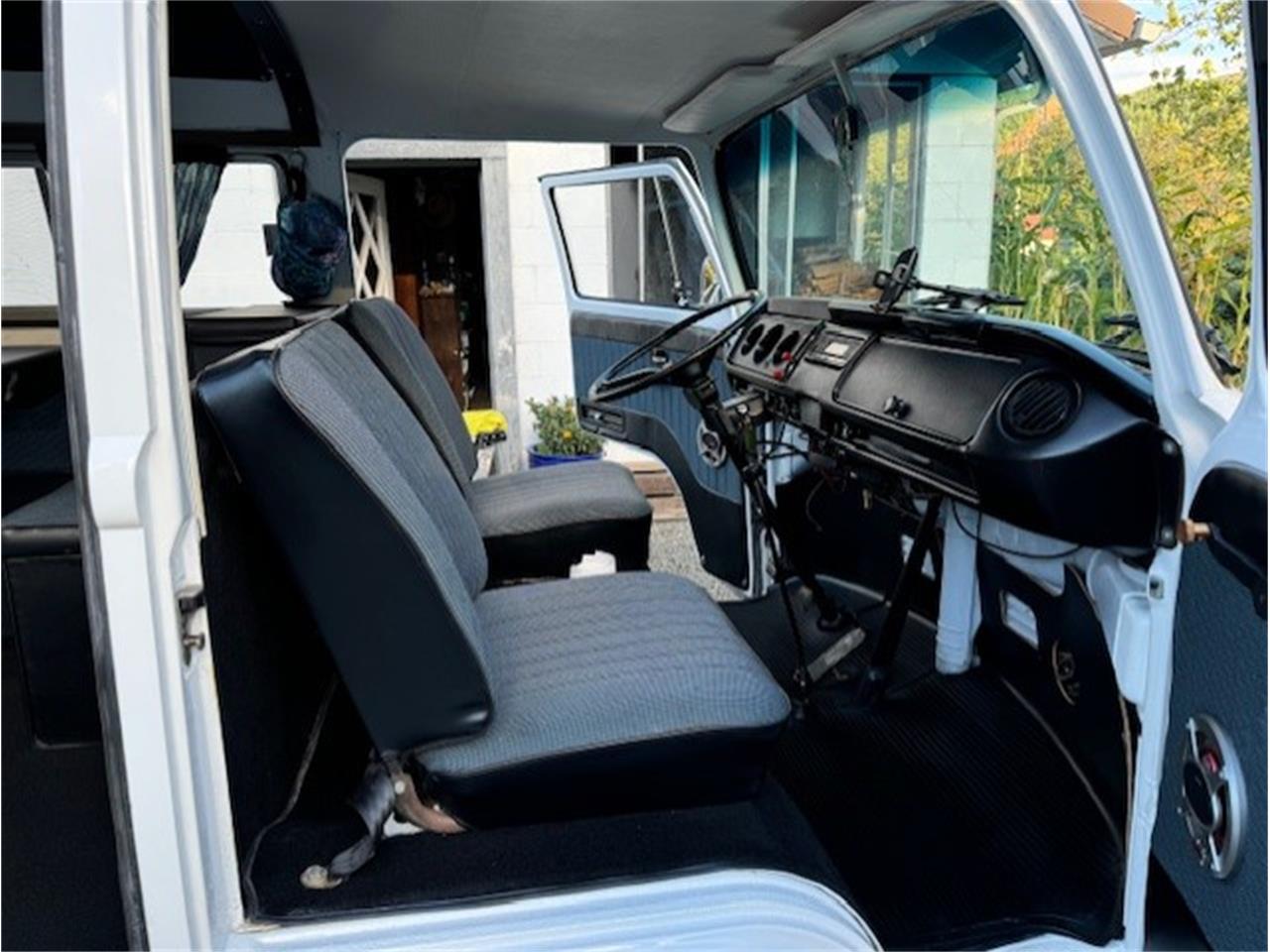 Volkswagen-Transporter-1973-White-blue-23