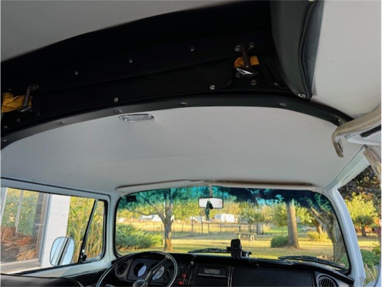 Volkswagen-Transporter-1973-White-blue-25