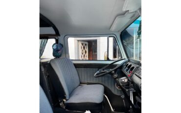 Volkswagen-Transporter-1973-White-blue-30