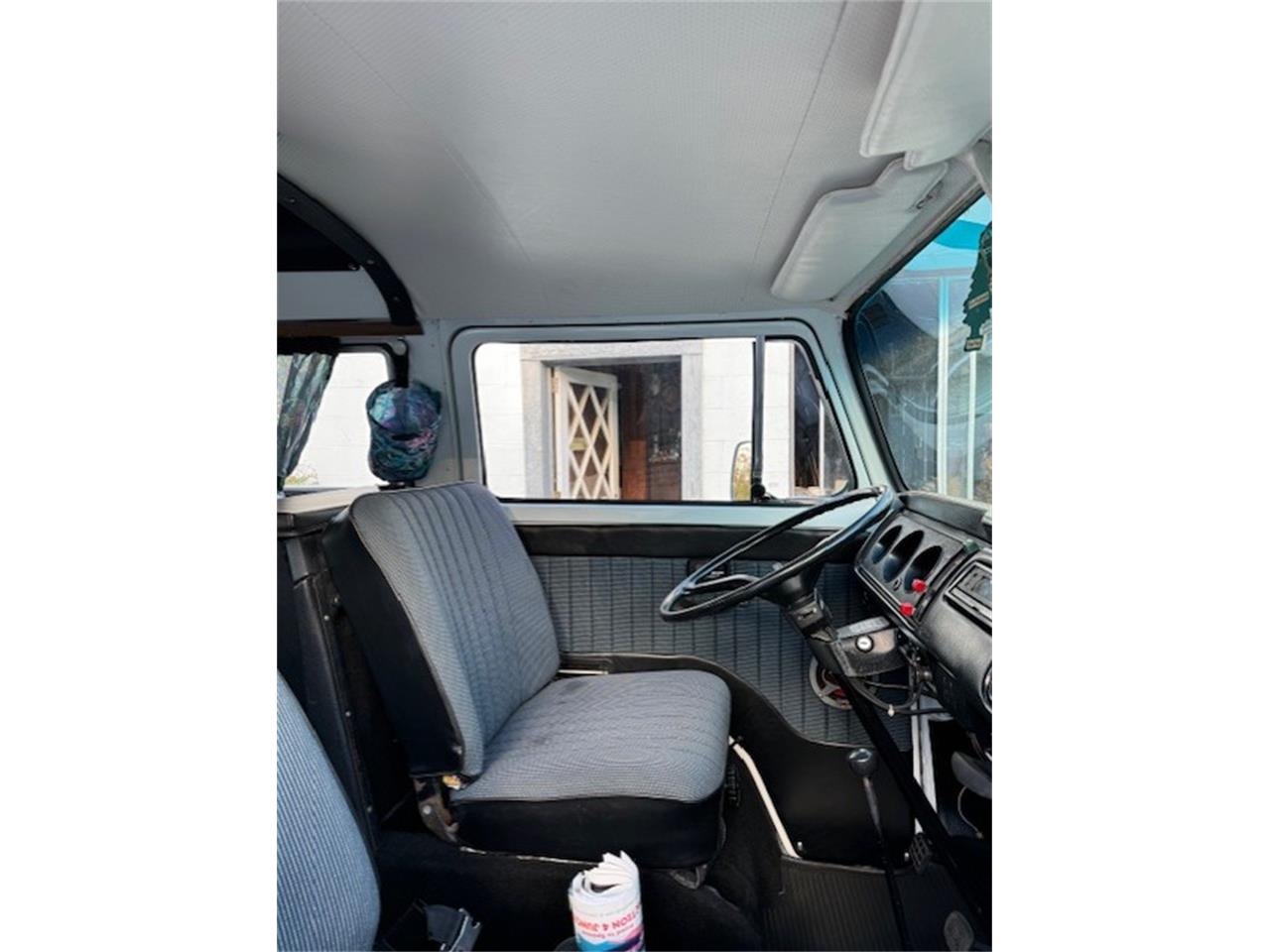 Volkswagen-Transporter-1973-White-blue-30