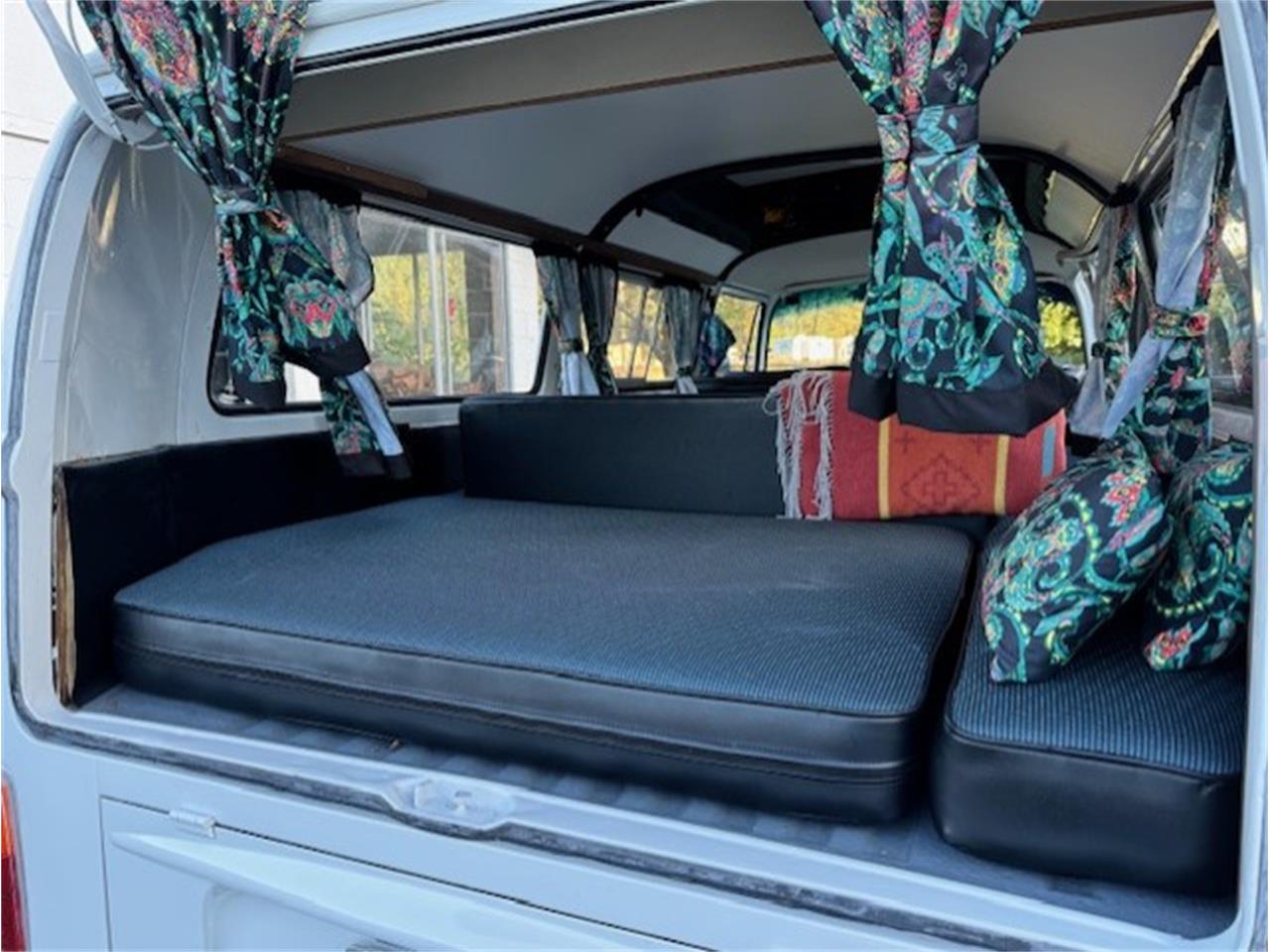 Volkswagen-Transporter-1973-White-blue-4