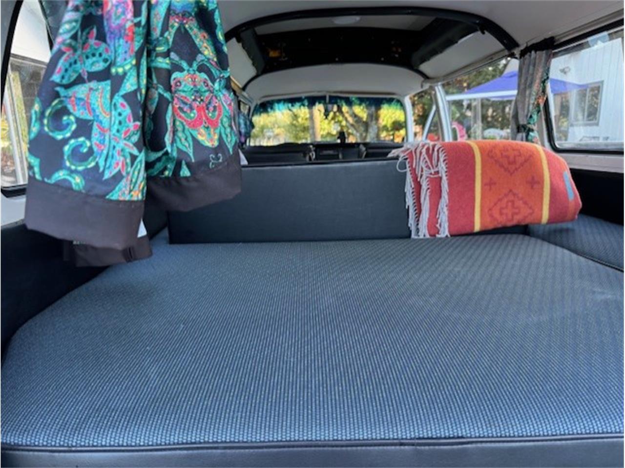 Volkswagen-Transporter-1973-White-blue-6