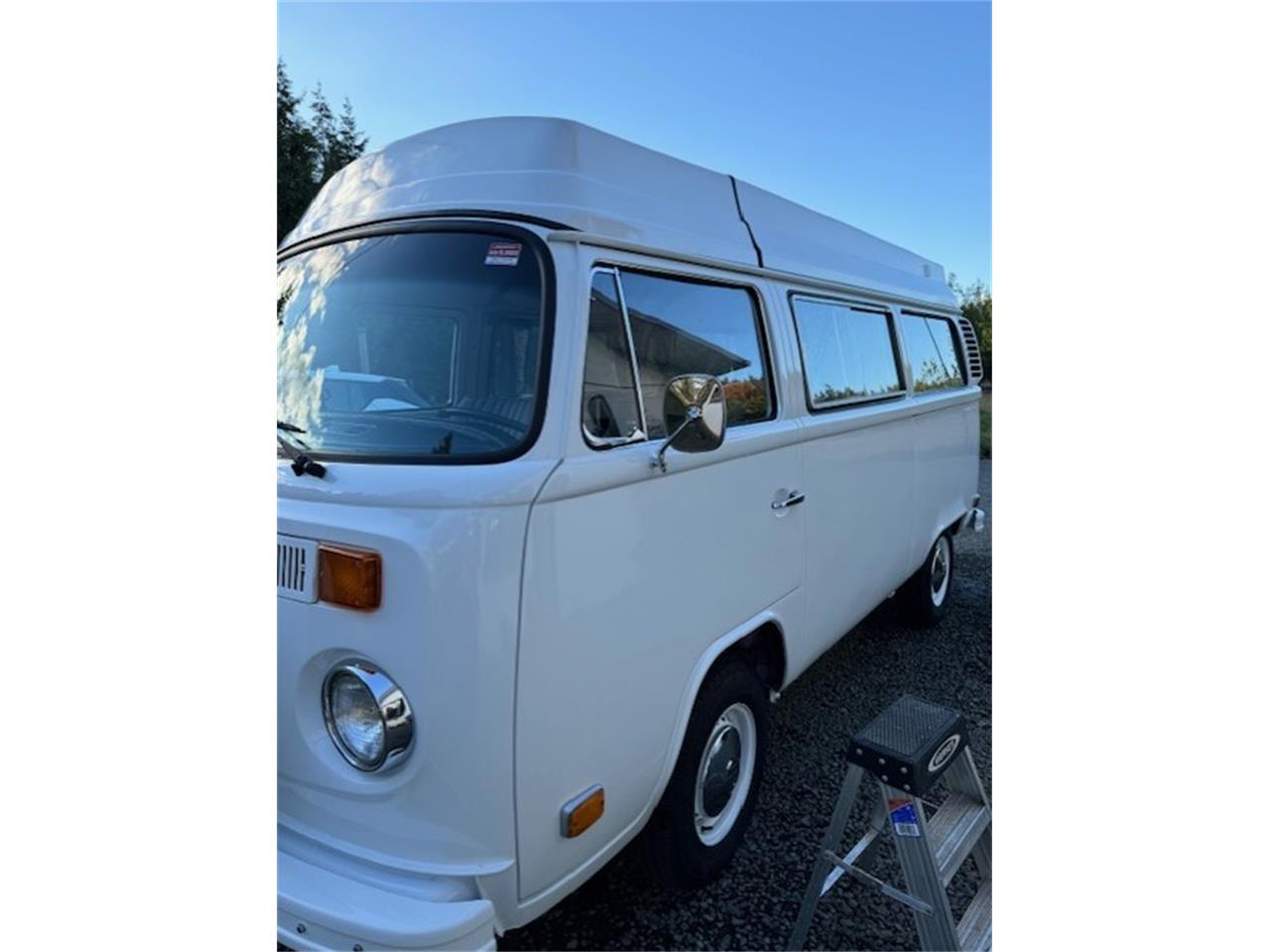Volkswagen-Transporter-1973-White-blue