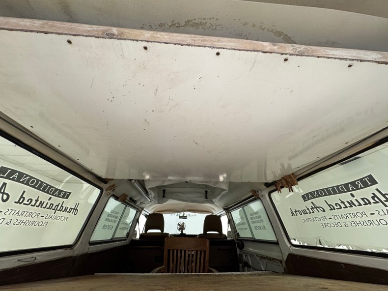 Volkswagen-Type-2-1976-Cream-Saddle-1